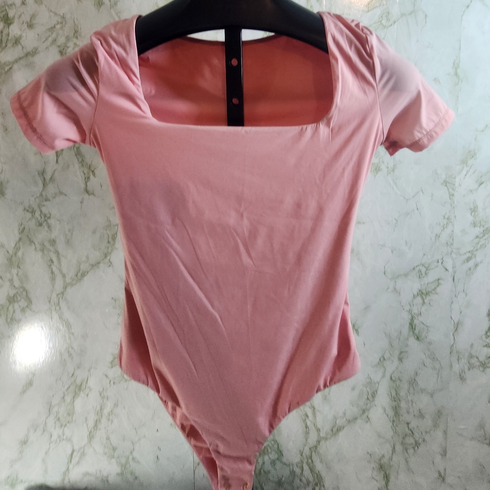 INLYRIC Rose Color Short Sleeve Bodysuit